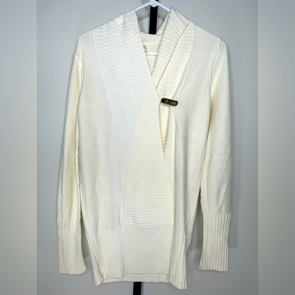 Gap Hooded Sweater - Cozy Comfort and Versatile Style - Picture 1 of 4